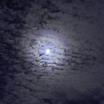 La Luna e Giove attraverso le nuvole